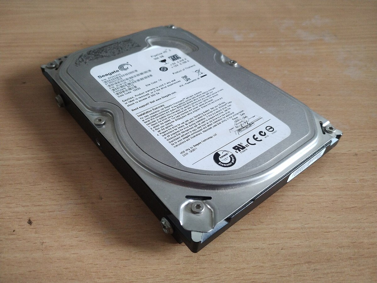 Ahşap masa üzerinde duran kapalı masaüstü sabit disk